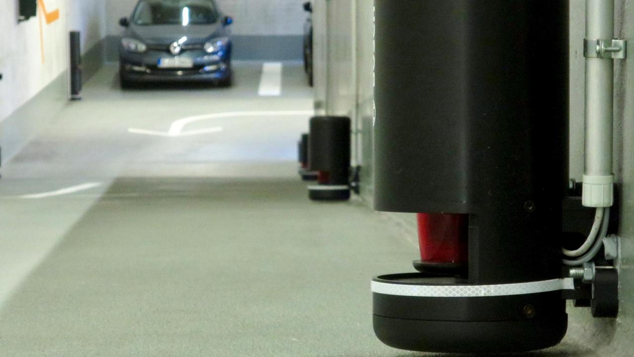 Im Parkhaus montierte Laser-Sensoren überwachen die Fahrstrecke und schicken Steuerungssignale an die Autos