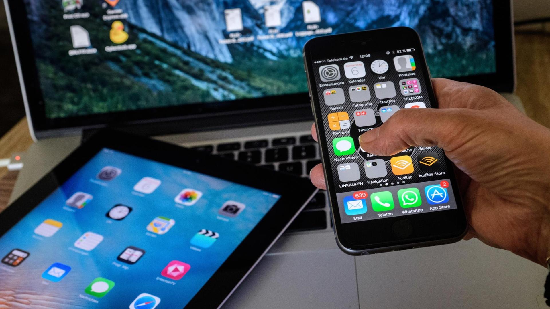 Ein ipad und ein iphone mit buntem Display auf dem verschiedene Apps zu sehen sind.
