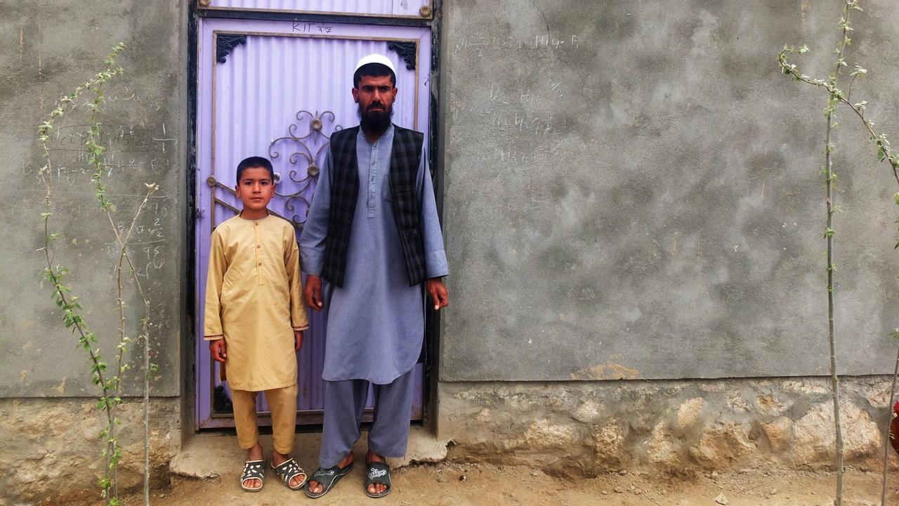 Abdul und sein Sohn kennen den radikalisierten Taliban-Kämpfer Lemar aus der Nachbarschaft. Sie wohnen in der Provinz Baghlan und stehen vor ihrem Haus.