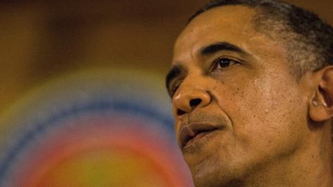 Barack Obama schaut gedankenverloren in die Ferne