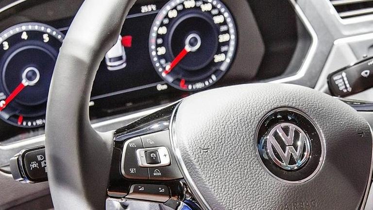 Das Bild zeigt ein Lenkrad eines VW-Autos mit Teilen des Amaturenbretts.