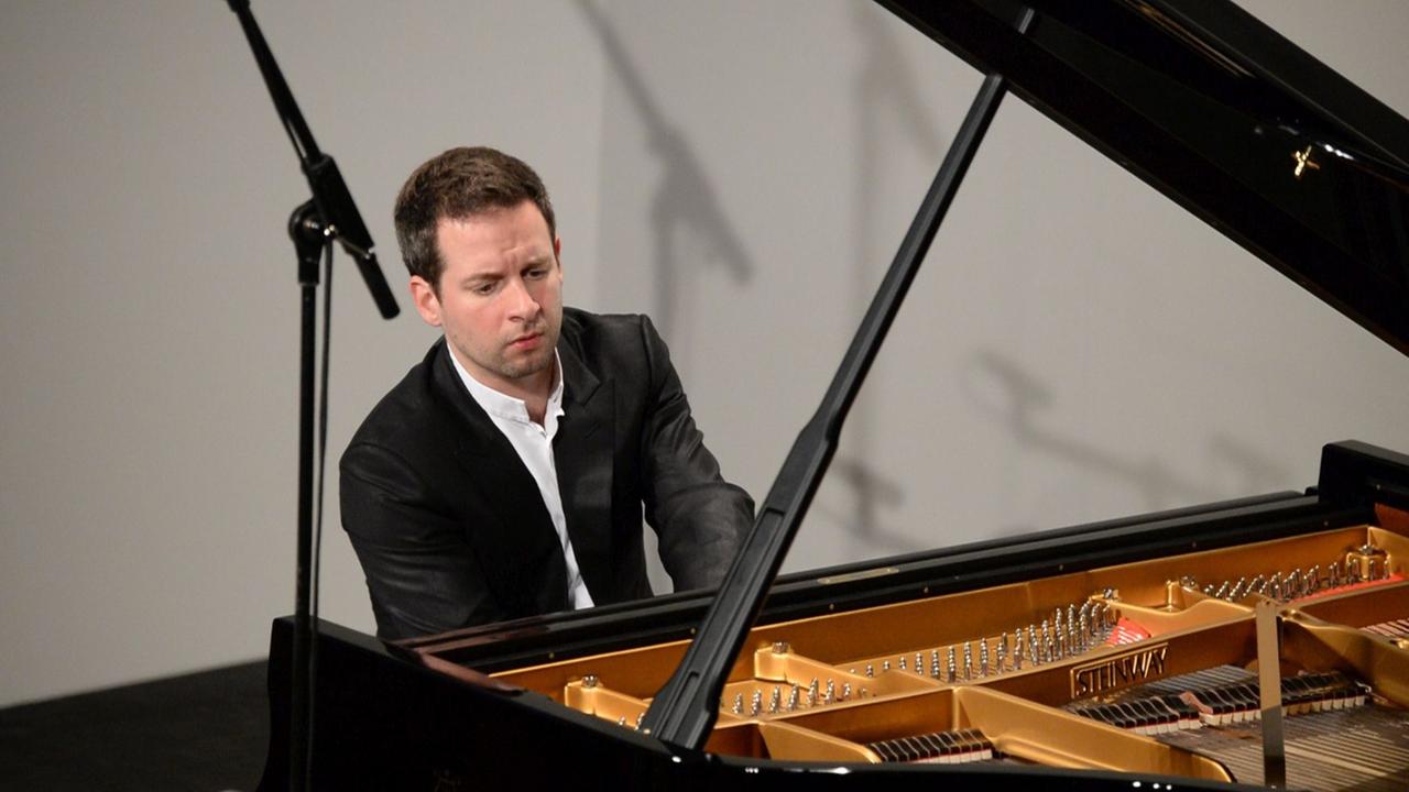 Der französische Pianist Bertrand Chamayou spielt an einem Flügel