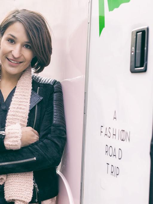 Truck-á-Porter-Gründerin Daniela Bode vor ihrer rosafarbenen Mini-Boutique auf Rädern