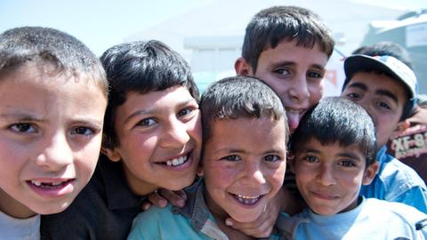 Flüchtlingskinder aus Syrien lachen am 30.05.2014 in Barr Elias (Libanon) in einem Lager für Flüchtlinge aus Syrien. 