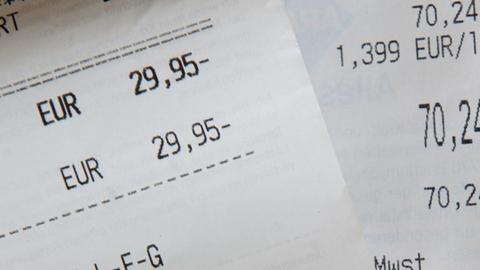 Verschiedene Quittungen liegen auf einem Tisch