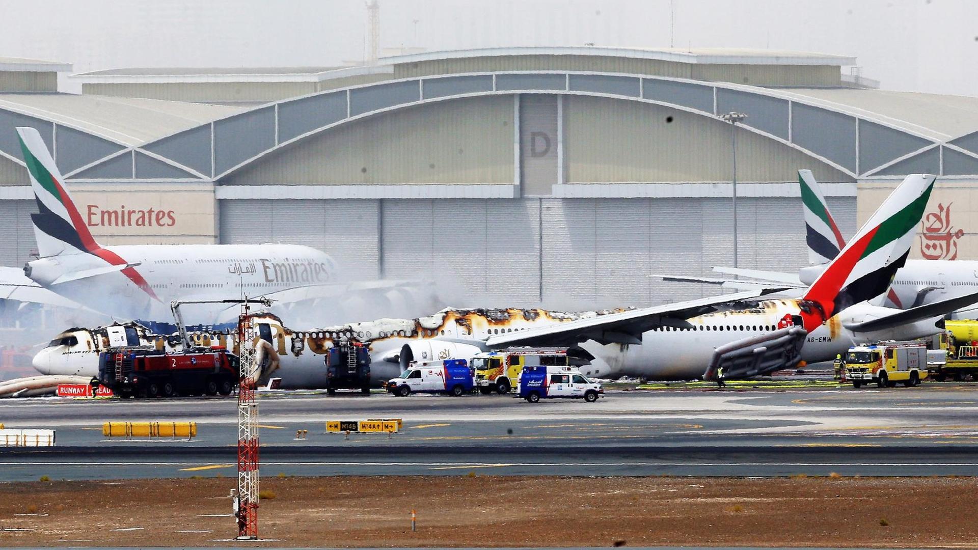 Die Emirates-Maschine nach der Bruchlandung Die Emirates-Maschine nach der Bruchlandung
