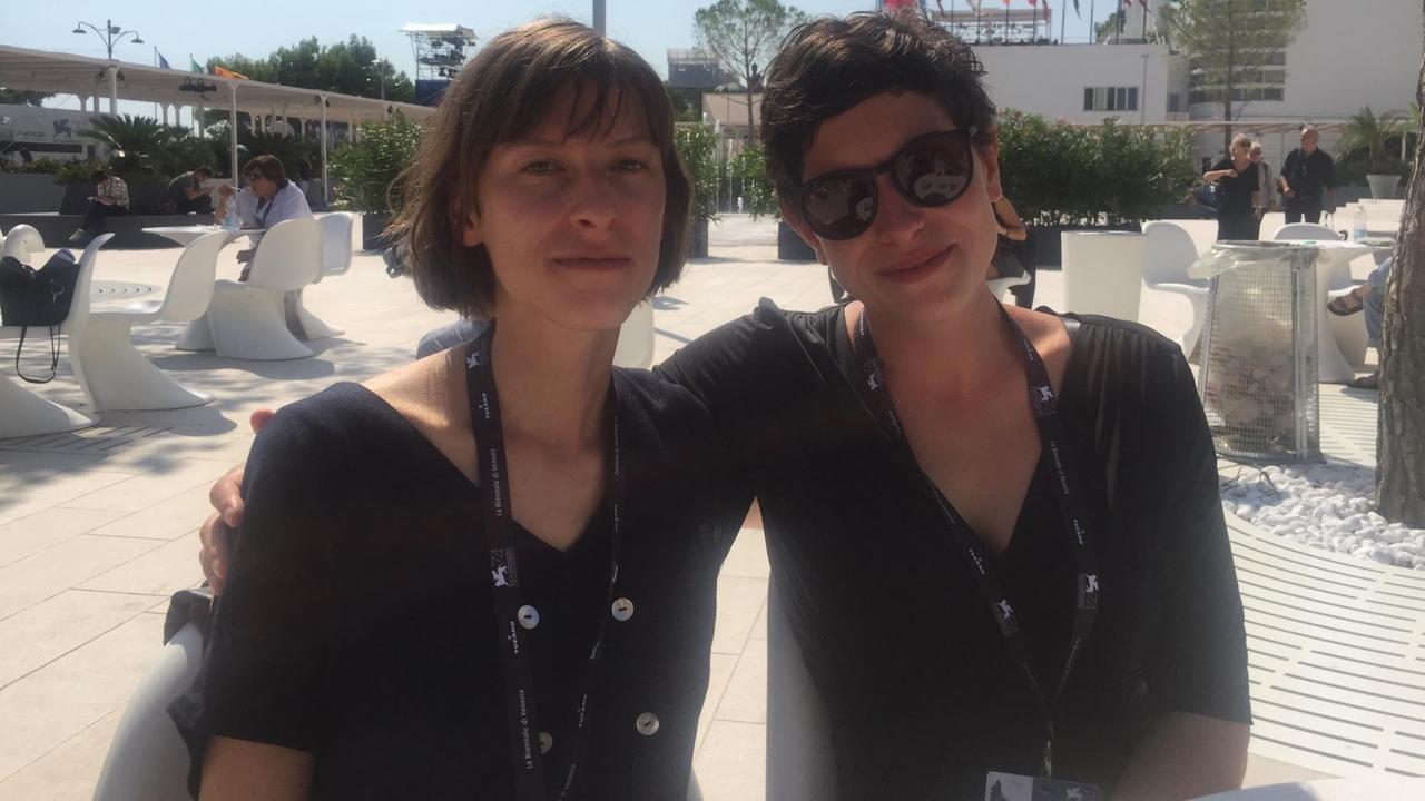 Die Regisseurinnen Theresa George und Helena Wittmann auf dem Filmfestspielen von Venedig 2017