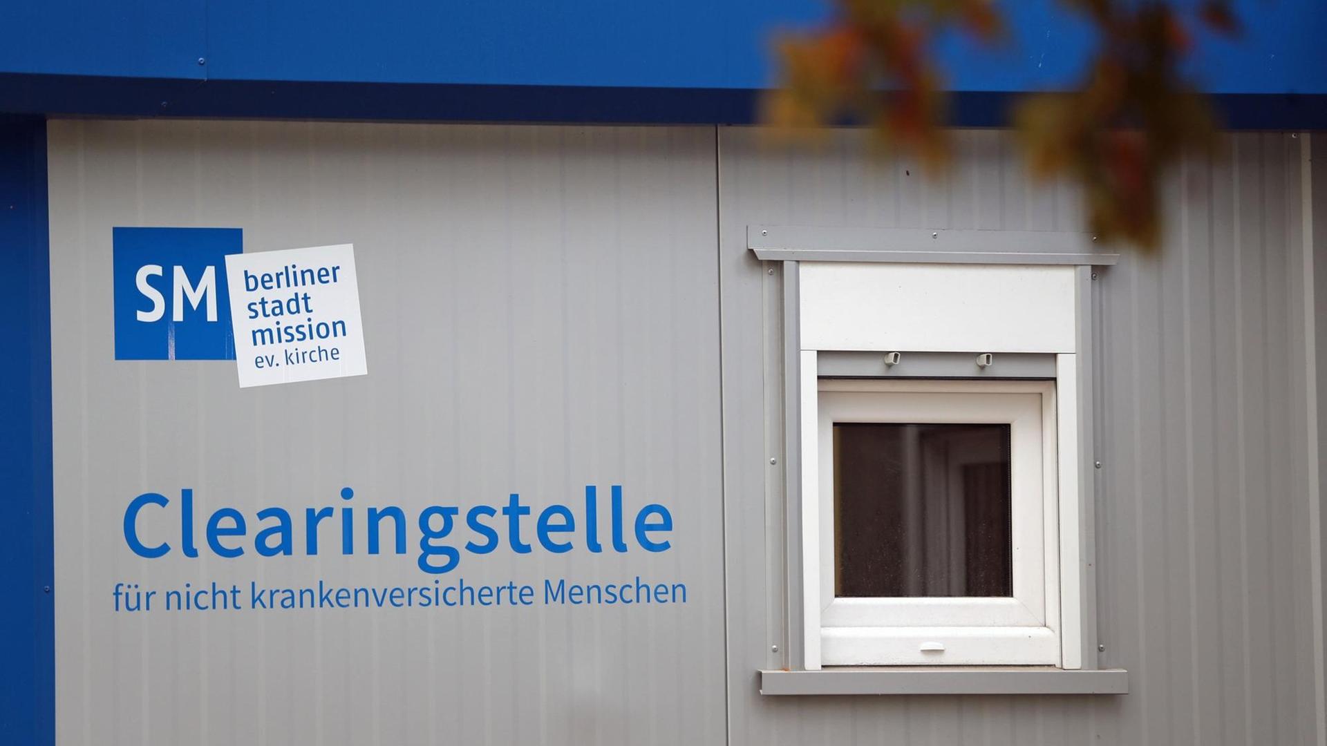 Ein Hinweisschild ist an dem Bürocontainer der Clearingstelle für Menschen mit ungeklärtem Krankenversicherungsschutz in der Berliner Stadtmission zu sehen, aufgenommen im Oktober 2018.