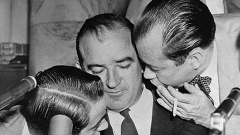 Joseph McCarthy mit zwei Beratern während einer Anhörung am 26.4.1954