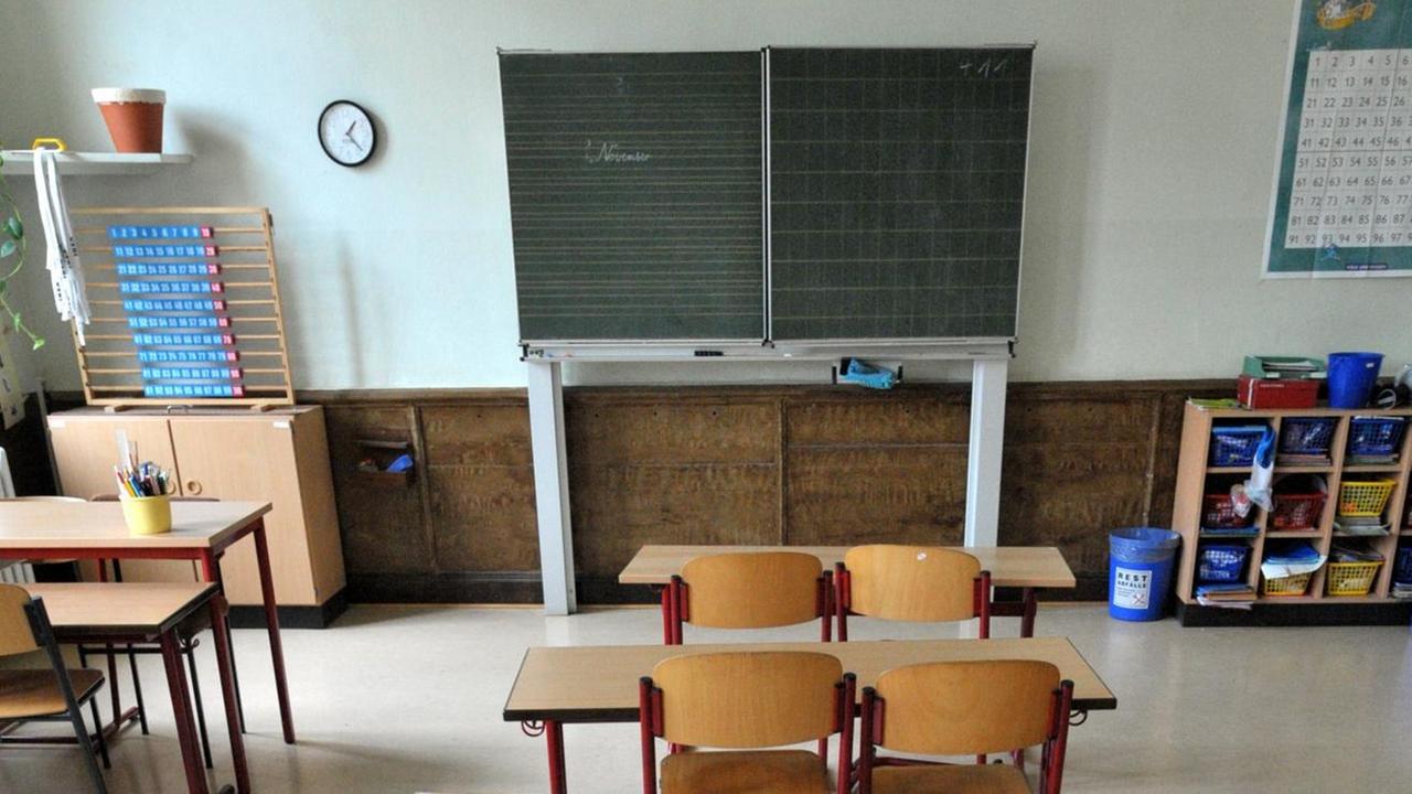 Ein leeres Klassenzimmer einer Schule am Mittwoch (04.11.2009) in Leipzig. Wegen der Schweinegrippe ist am gleichen Tag die vierte Schule in Sachsen-Anhalt geschlossen worden.