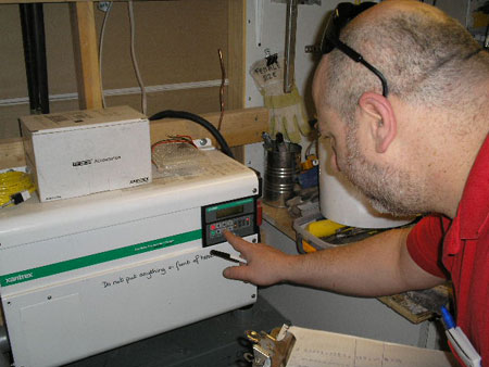 Bordingenieur Winikoff inspiziert den so genannten Inverter. Bordingenieur Winikoff inspiziert den so genannten Inverter.