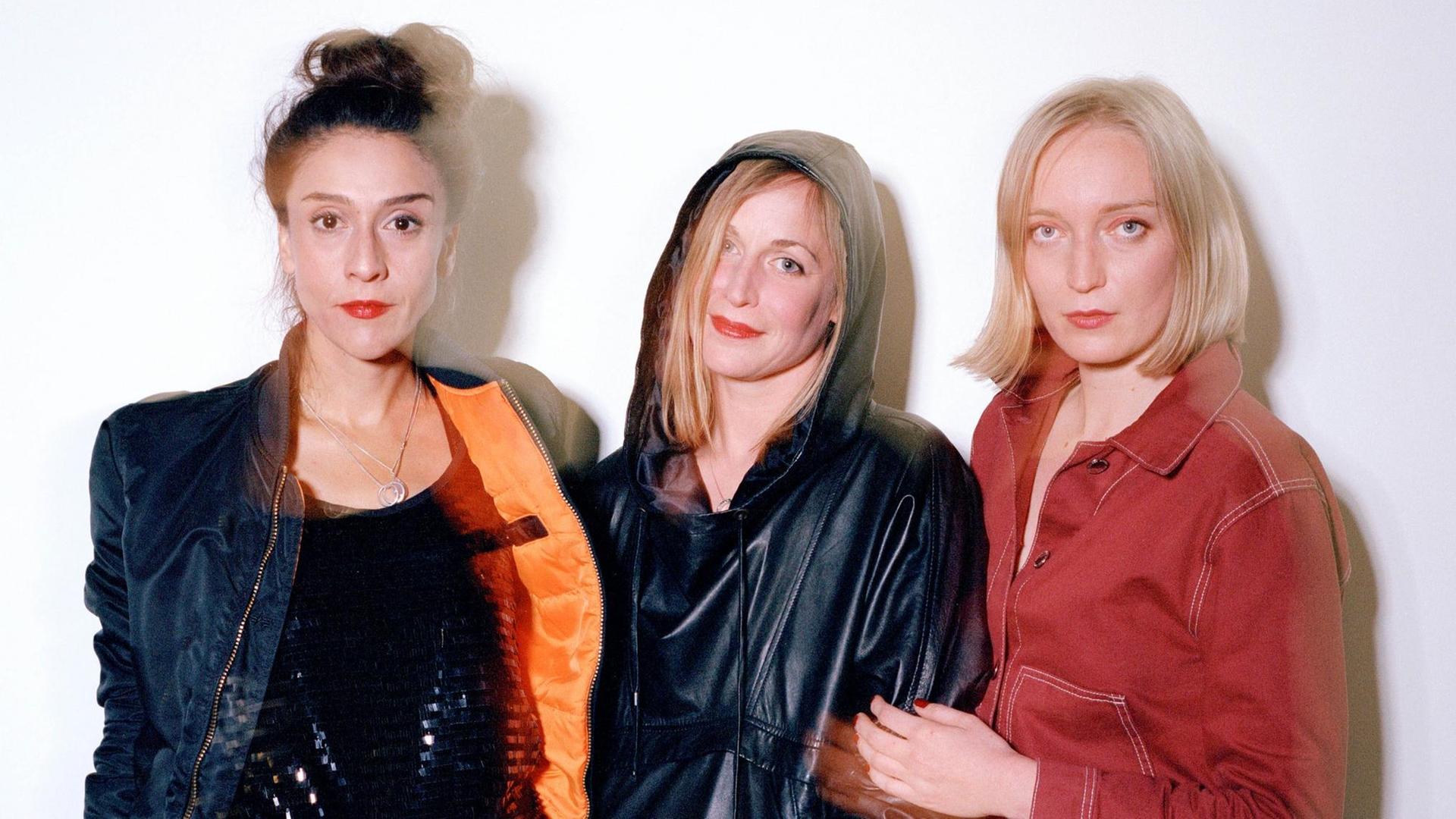 Drei Frauen stehen nebeneinander und blicken in die Kamera. Es sind die neuen Direktorinnen des Theater Neumarkt in Zürich.