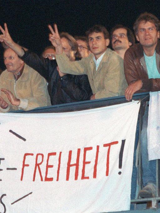 Auf einer Brücke in Leipzig haben am 23.10.1989 DDR-Bürger Transparente aufgehängt und fordern Reise-, Presse-, Meinungsfreiheit sowie "Wir fordern Krenz(en)lose Freiheit".