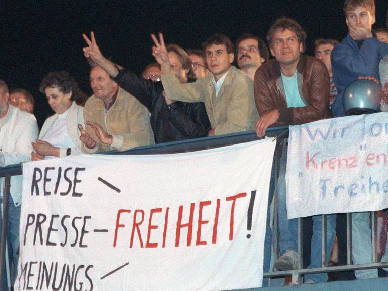 Auf einer Brücke in Leipzig haben am 23.10.1989 DDR-Bürger Transparente aufgehängt und fordern Reise-, Presse-, Meinungsfreiheit sowie "Wir fordern Krenz(en)lose Freiheit".