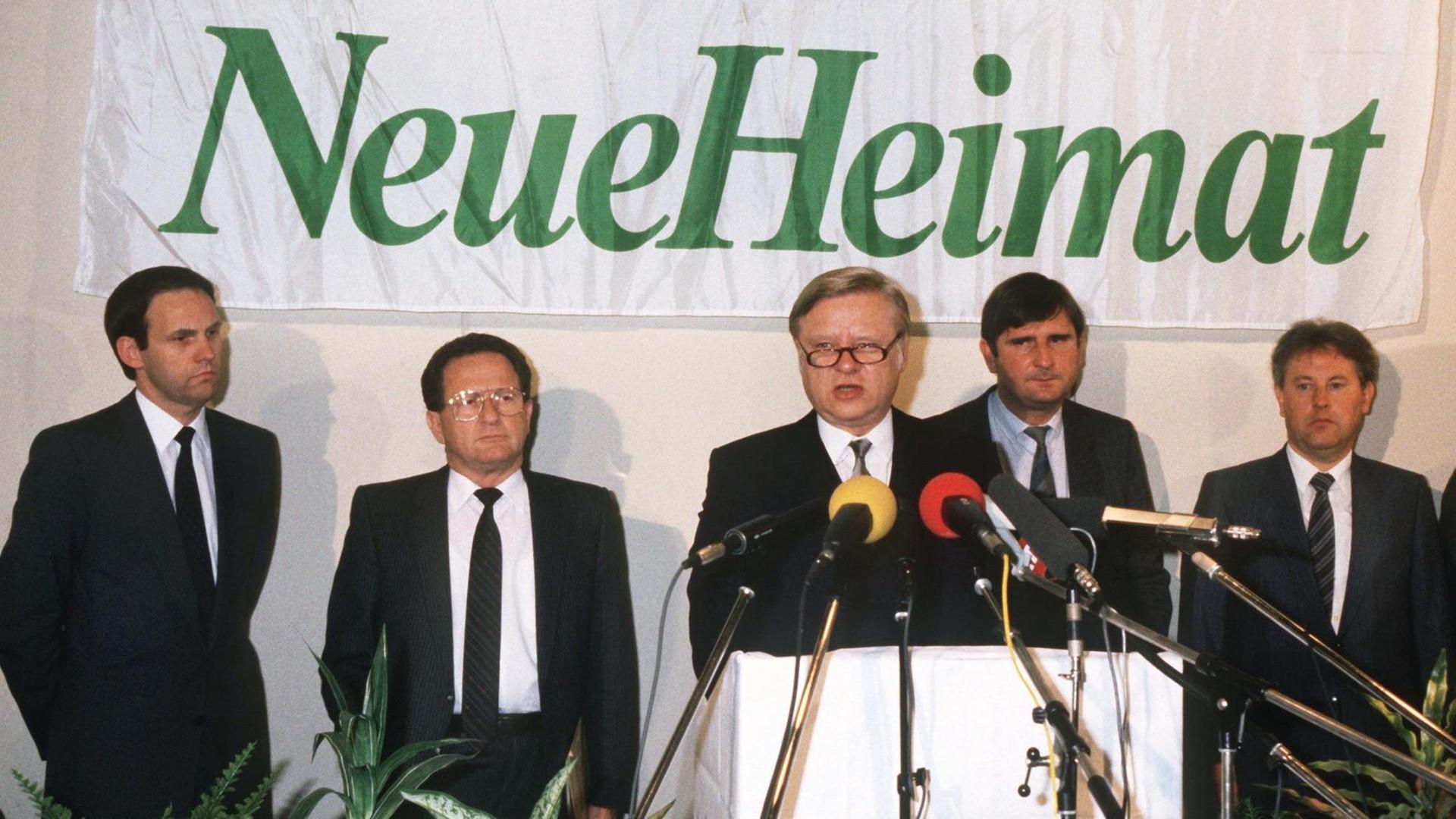 Der Berliner Brotfabrikant Horst Schiesser (M) hatte im September 1986 rund 190.000 Wohnungen des gewerkschaftseigenen Wohnungsbaukonzerns "Neue Heimat" für 1 Mark gekauft. Hier bei einer Pressekonferenz am 2. Oktober 1986 in Hamburg.