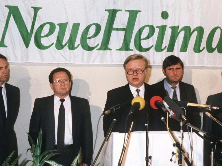 Der Berliner Brotfabrikant Horst Schiesser (M) hatte im September 1986 rund 190.000 Wohnungen des gewerkschaftseigenen Wohnungsbaukonzerns "Neue Heimat" für 1 Mark gekauft. Hier bei einer Pressekonferenz am 2. Oktober 1986 in Hamburg.