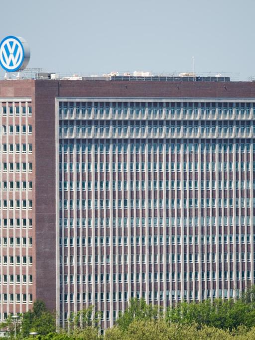 Blick auf das Verwaltungshochhaus des VW-Werks in Hannover