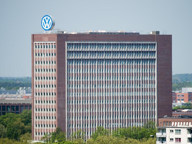Blick auf das Verwaltungshochhaus des VW-Werks in Hannover