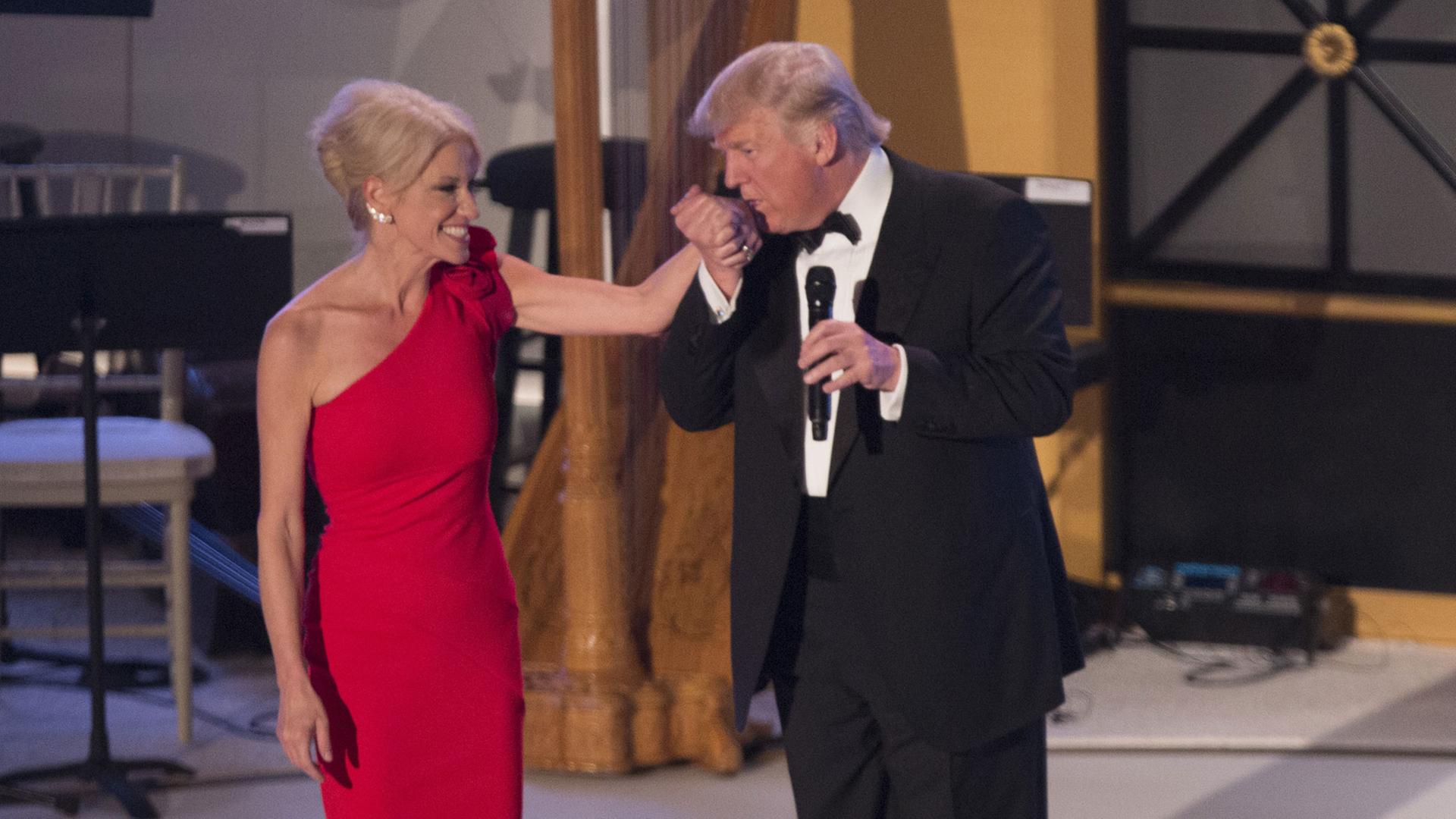 Kellyanne Conway mt ihrem Boss Donald Trump