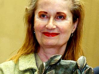 Die österreichische Autorin Elfriede Jelinek hält in Berlin den Hörspielpreis der Kriegsblinden in den Händen