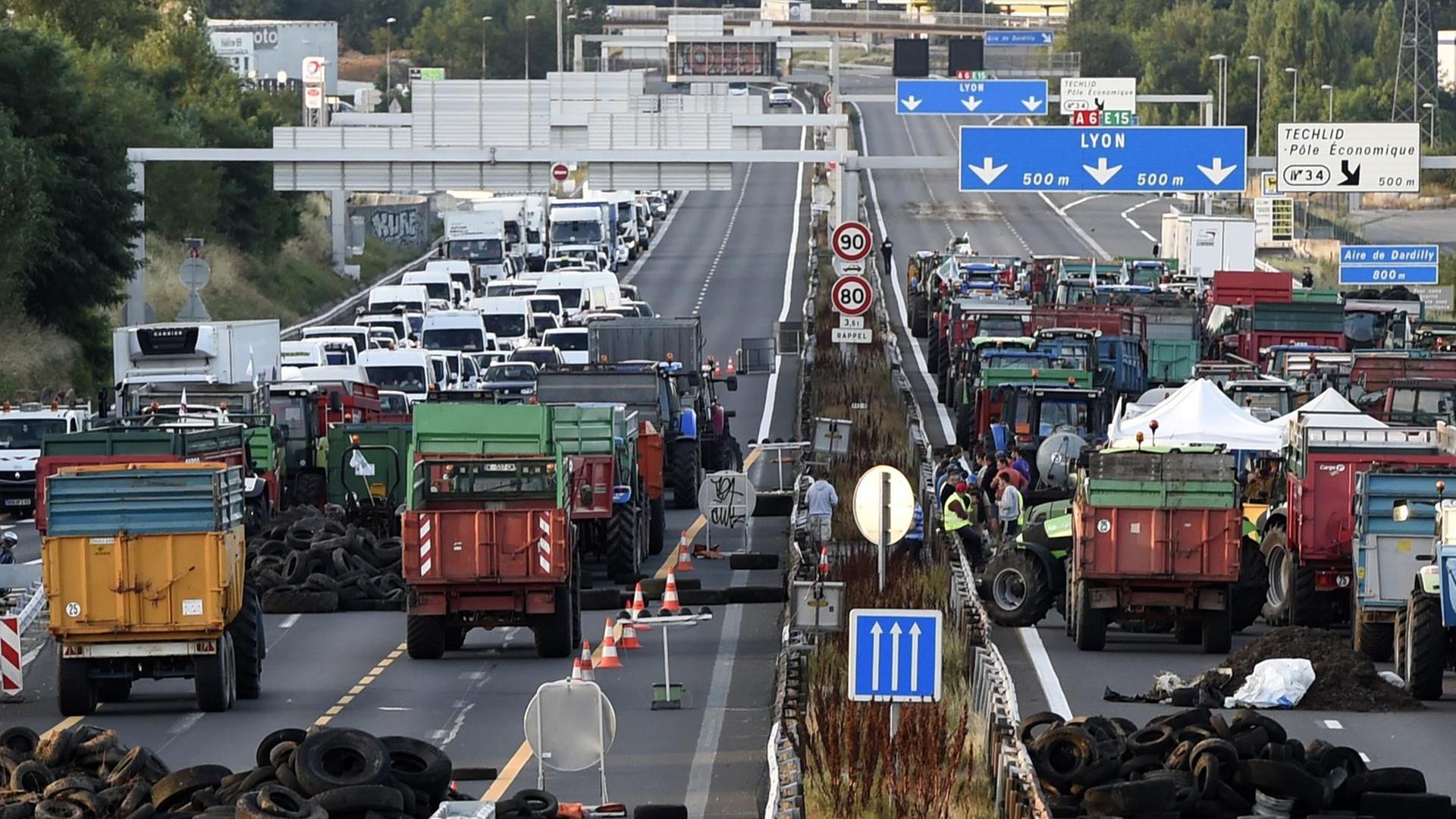 Bauern blockieren mit Traktoren die Auto-Bahn bei Lyon.