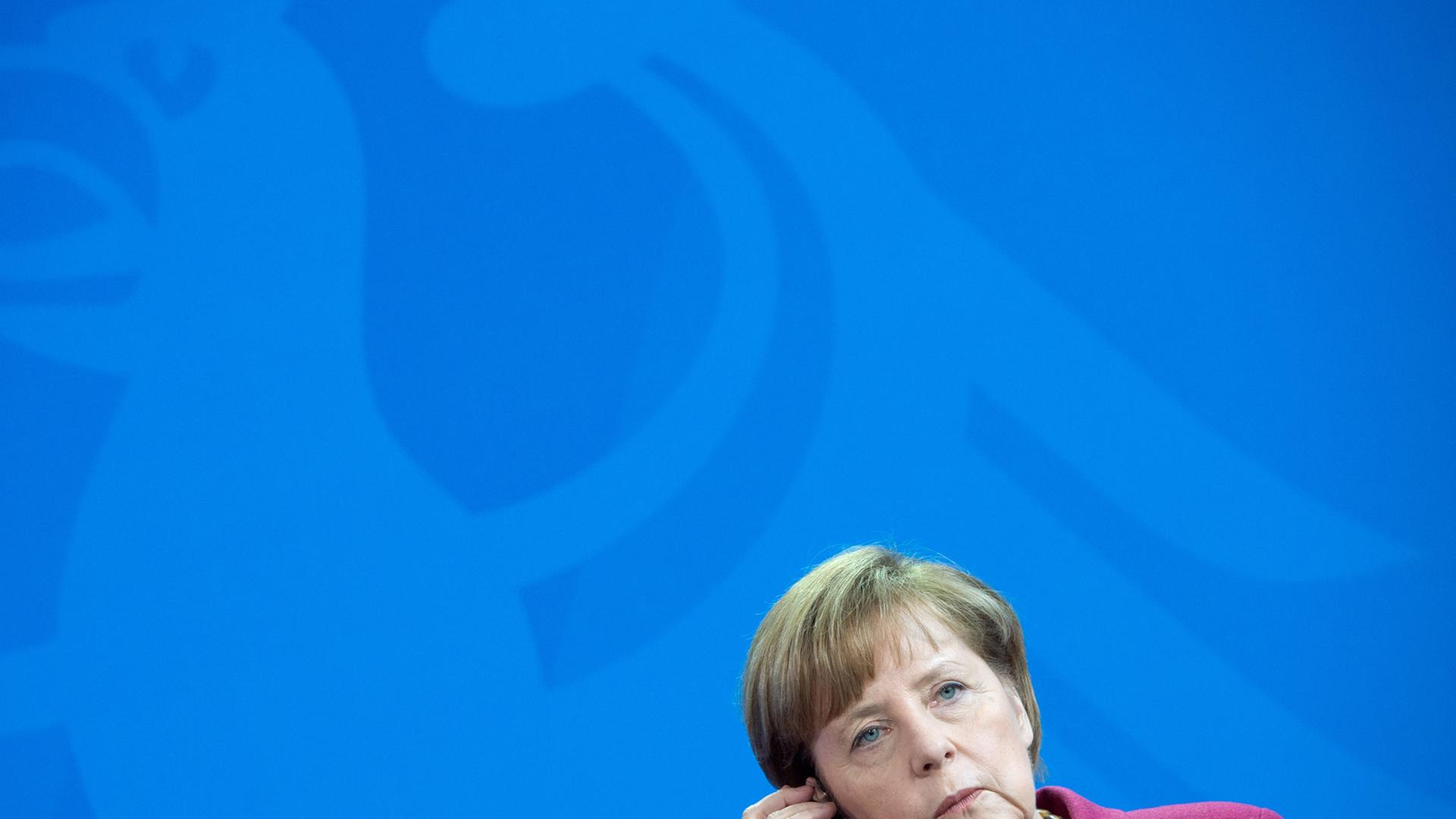 Bundeskanzlerin Angela Merkel sitzt am 27.03.2014 im Kanzleramt in Berlin bei einer Pressekonferenz..