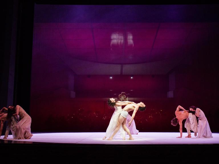 Tänzer Carsten Jung und Tänzerin Helene Bouchet vor dem Ensemble bei der Uraufführung Messiaens Turangalîla-Sinfonie als Ballett von John Neumeier.