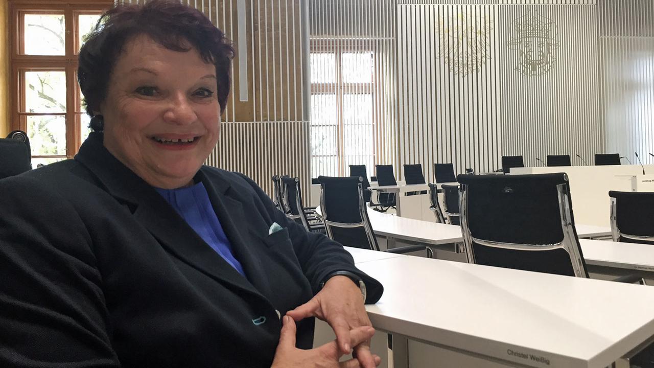Christel Weißig an ihrem Platz im Plenarsaal im Schweriner Landtag
