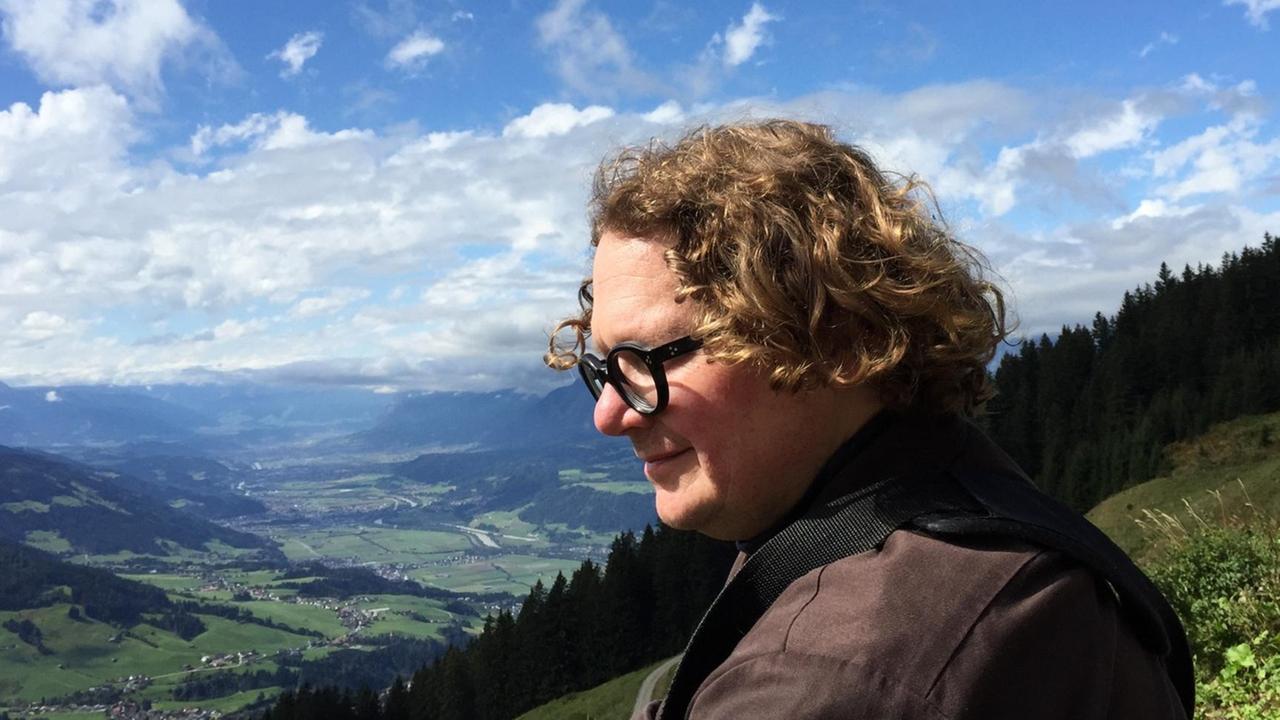 Marc Sabat im Seitenportrait vor dem Hintergrund der Berge im österreichischen Schwaz