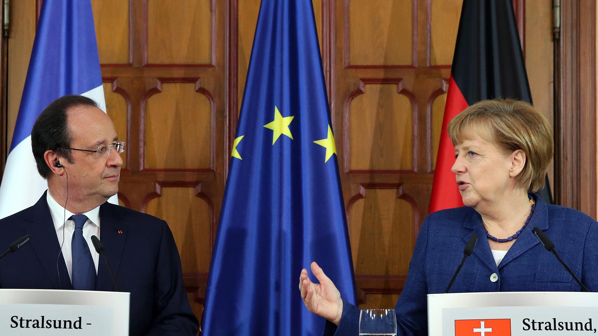 Bundeskanzlerin Angela Merkel und der französische Staatspräsidenten François Hollande geben zum Abschluss ihres zweitägigen Treffens am 10.05.2014 im Rathaus von Stralsund (Mecklenburg-Vorpommern) Pressestatements ab.
