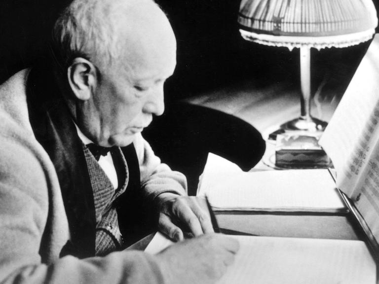 Der Komponist Richard Strauss (1864-1949) im Arbeitszimmer seiner Villa in Garmisch