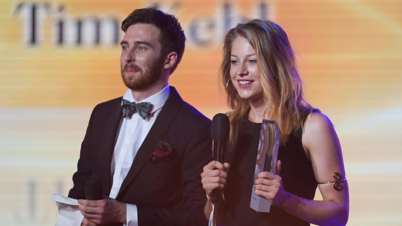 Patrizia Schlosser und Tim Kehl stehen bei der Verleihung des Radiopreises auf der Bühne