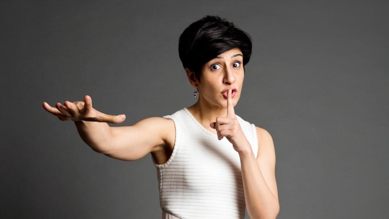 Indische Stand-up-Künstlerin Neeti Palta hält die Hand vor ihren Mund