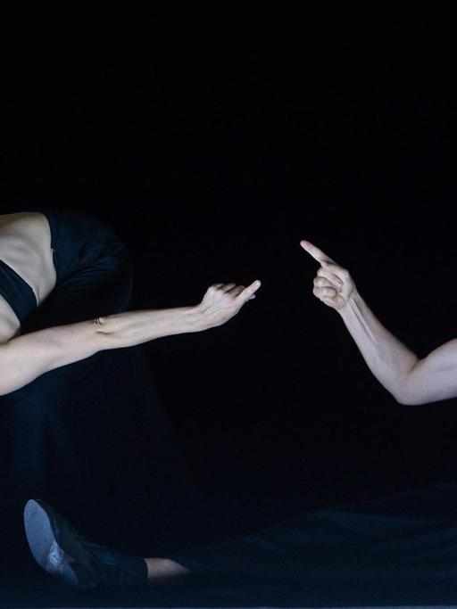 Sandra Hüller (als Penthesilea) and Jens Harzer (als Achilles) auf der Bühne zum Salzburg Festival 2018.