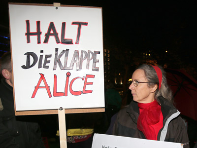 Frauen demonstrieren in Berlin gegen Alice Schwarzer und für Prostitution