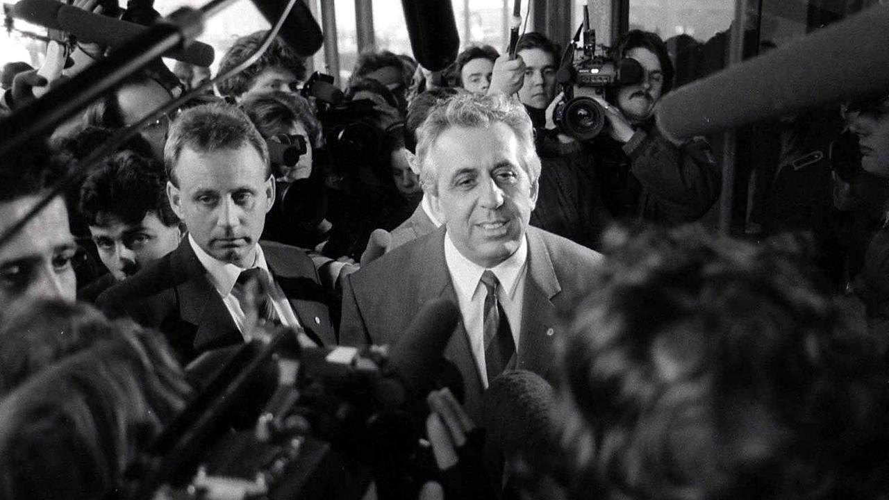 Egon Krenz als letzter Generalsekretär des ZK der SED im Herbst 1989 vor der Presse. 