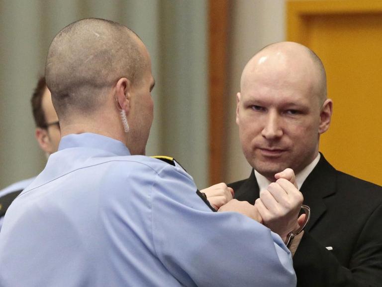 Massenmörder Anders Breivik vor Gericht in Skien, einer umgebauten Turnhalle des Gefängnisses.