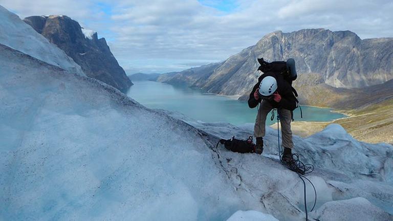 Jacob Kirkegaard bei Tonaufnahmen auf einem Gletscher in Grönland.