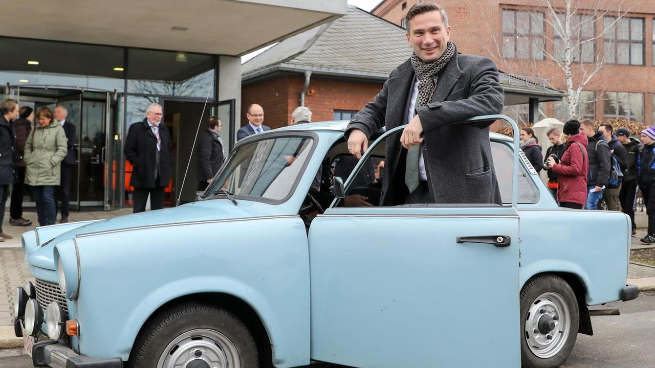 Sachsen, Zwickau: Martin Dulig, Wirtschaftsminister von Sachsen (SPD), steht vor dem Horch-Museum neben einem Pkw Trabant, nachdem er mit dem Zweitakter durch Zwickau gefahren ist. Sachsen, Zwickau: Martin Dulig, Wirtschaftsminister von Sachsen (SPD), steht vor dem Horch-Museum neben einem Pkw Trabant, nachdem er mit dem Zweitakter durch Zwickau gefahren ist.