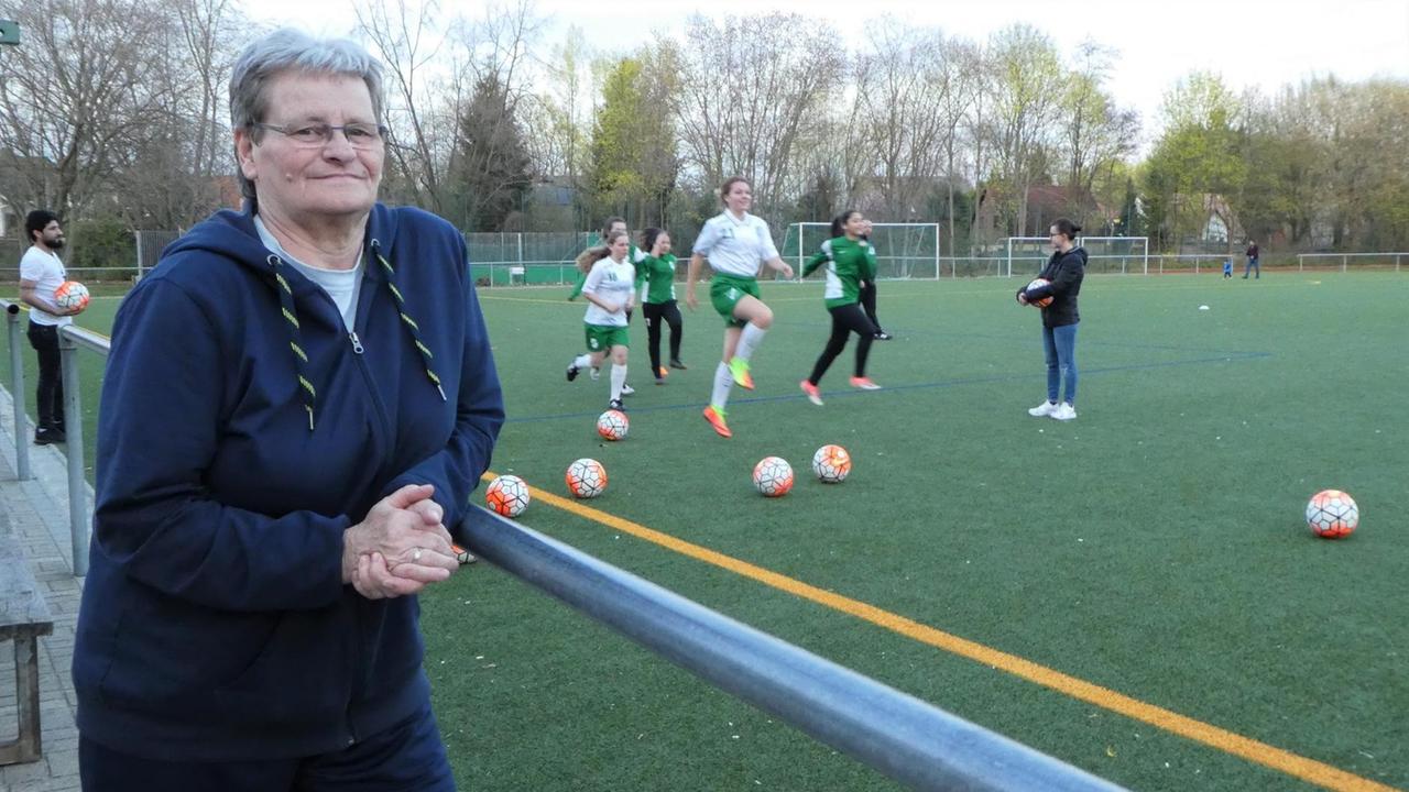 Maja Bogs, die Geschäftsführerin der Frauen-Abteilung des 1. FC Lübars steht am Spielfeldrand, auf dem die Frauen trainieren.