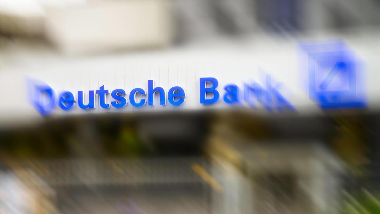 Logo der Deutschen Bank in Blau am Eingang des Technologiezentrum Eschborn (TZE) bei Frankfurt mit Bewegungsunschärfe.