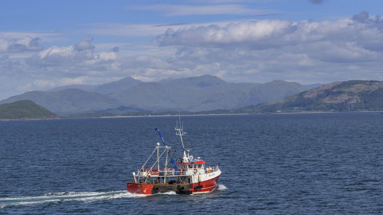 Ein Fischerboot vor der Küste Schottlands. 