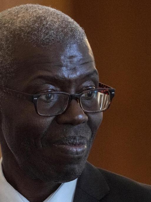 Der senegalesische Philosoph Souleymane Bachir Diagne wird, vor einem Treffen mit Frank-Walter Steinmeierin Berlin, im Präsidentenpalast herumgeführt.