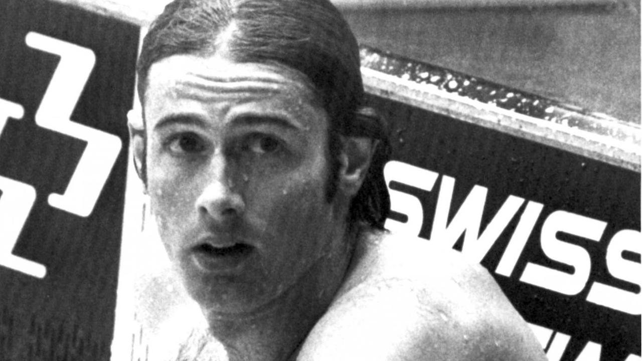 DDR-Ausnahmeschwimmer Roland Matthes verschnauft am 14.07.1976 in Montreal beim Training für die olympischen Wettbewerbe.
