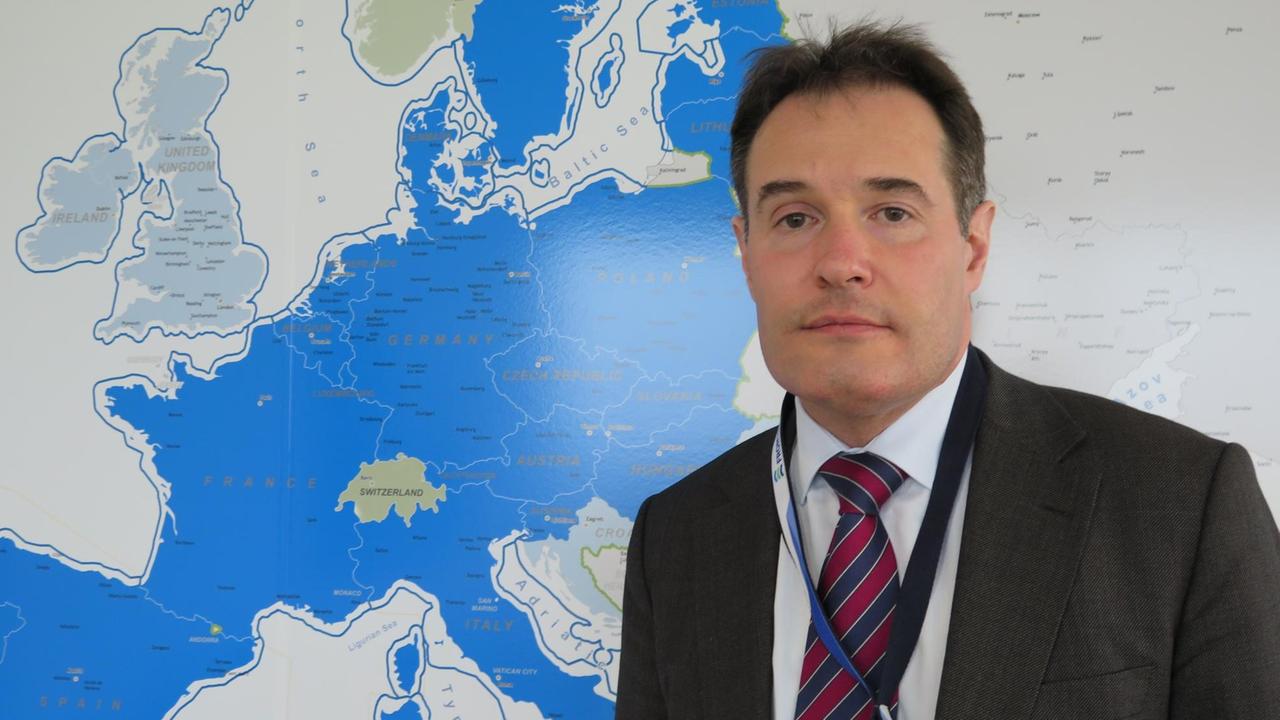 Der Direktor der EU-Grenzschutzagentur Frontex, Fabrice Leggeri, aufgenommen während eines Interviews am 18.03.2015 in seinem Büro in Warschau (Polen). Seit Mitte Januar ist der französische Verwaltungsexperte Leggeri Direktor der Agentur