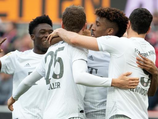 Bayerns David Alaba (l-r), Thomas Müller, Kingsley Coman und Robert Lewandowski feiern das 2:0.