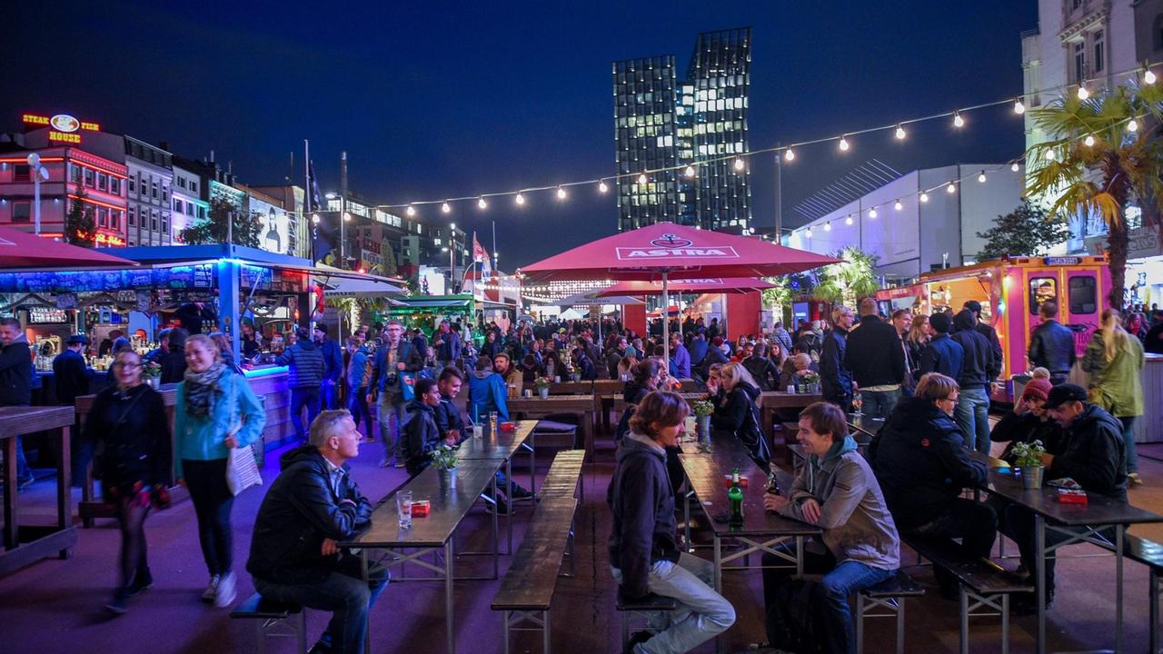 Besucher des Reeperbahn Festivals sitzen am 20.09.2017 in Hamburg vor dem Theater "Schmidtchen" auf dem Spielbudenplatz. Das Festival findet vom 20. bis 23. September 2017 in der Hansestadt statt.
