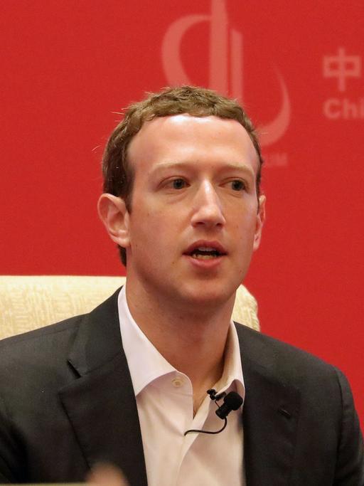 Der Facebook-Chef Mark Zuckerberg spricht am 19.3.2016 beim China Development Forum 2016 in der chinesischen Hauptstadt Peking.