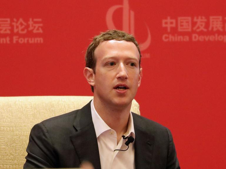 Der Facebook-Chef Mark Zuckerberg spricht am 19.3.2016 beim China Development Forum 2016 in der chinesischen Hauptstadt Peking.