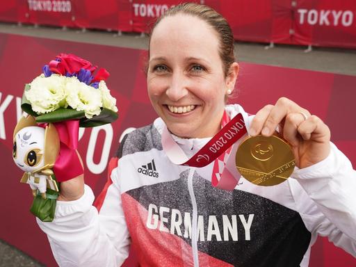 Japan, Oyama: Paralympics: Para-Radsport, Frauen, Zeitfahren, Fuji International Speedway. Annika Zeyen (Deutschland) jubelt mit ihrer Goldmedaille.